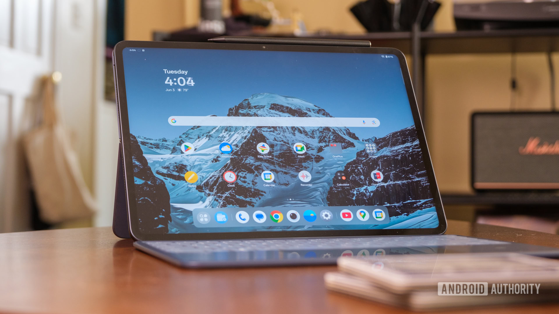 OnePlus Pad 3 display angled
