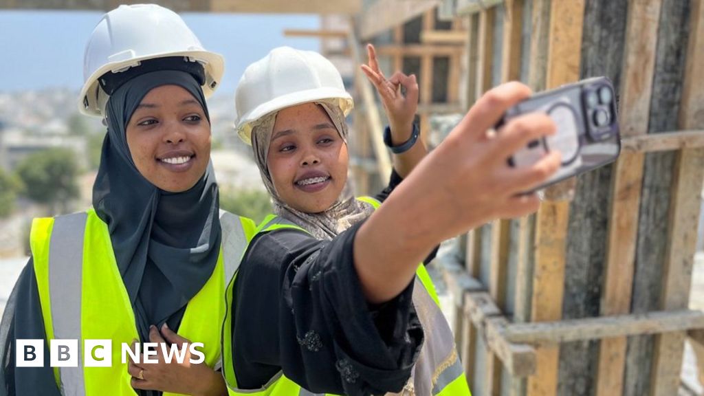 The women at the centre of Somalia's construction boom