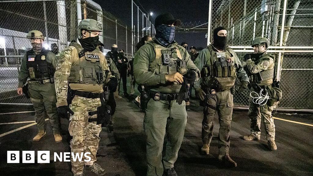 Trump orders Ice to expand deportation of migrants