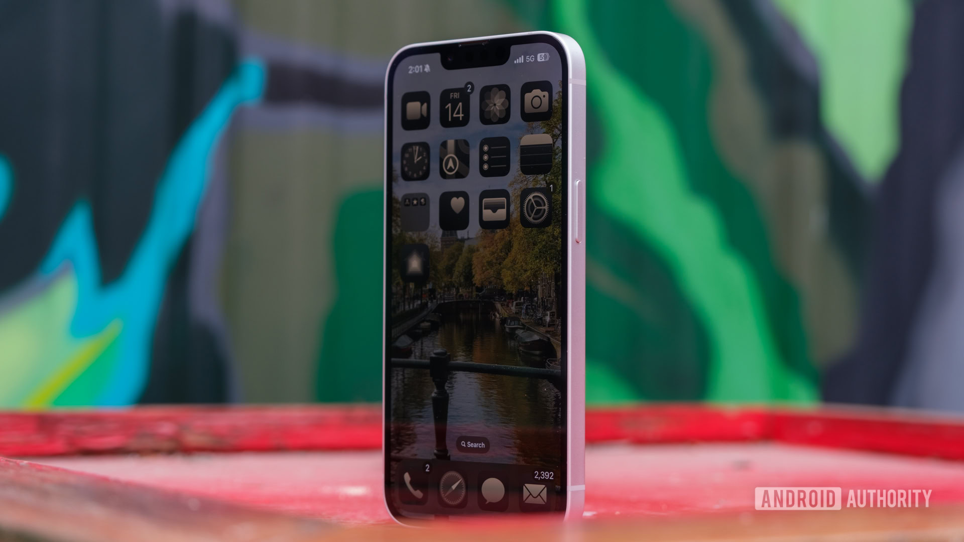 iPhone 16e home screen and buttons