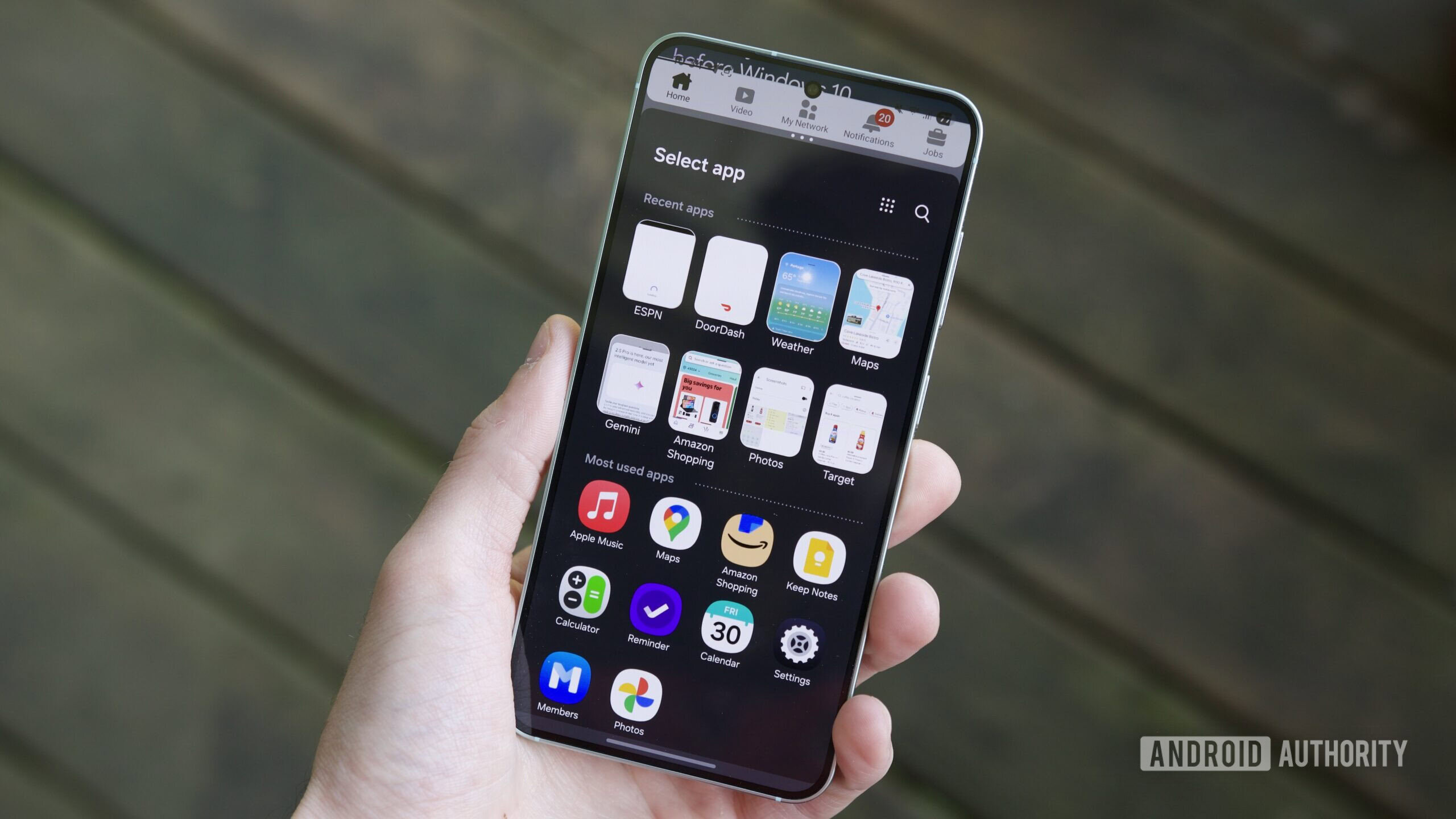 The 90:10 split-screen multitasking interface in the One UI 8 beta.