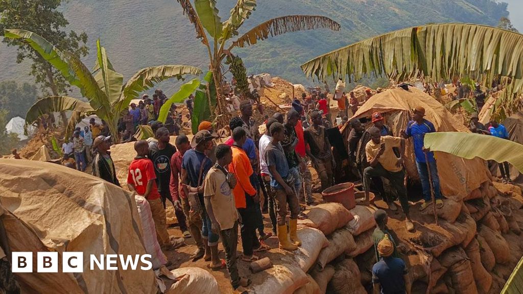 DR Congo rescuers dig with bare hands for trapped miners