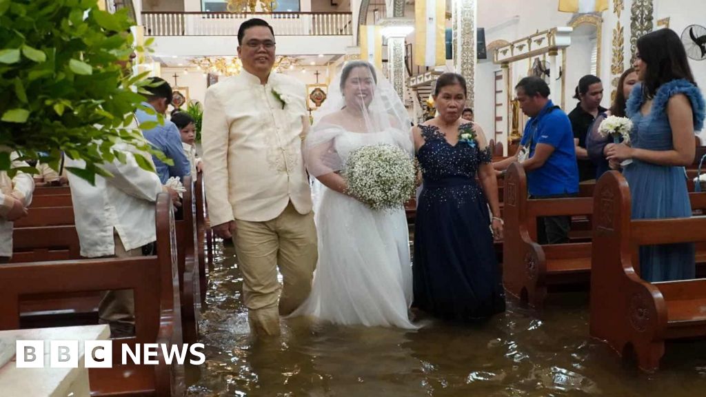Why couples in the Philippines keep getting married in flooded churches