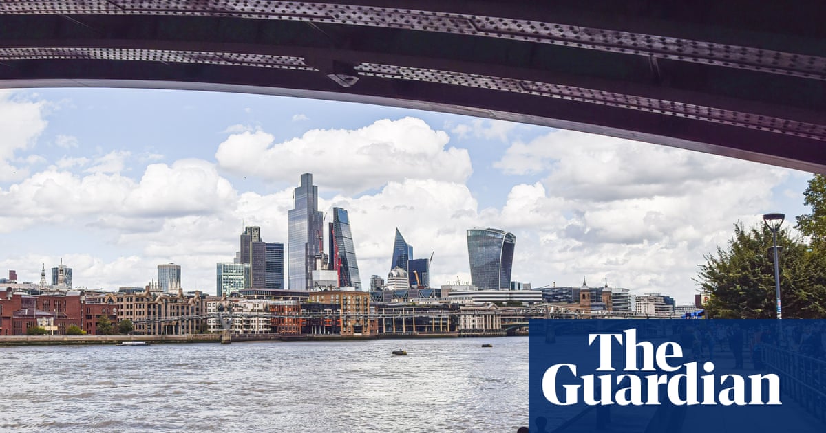UK economy shrinks unexpectedly by 0.1% in blow to Rachel Reeves