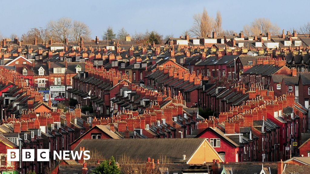 Public frustrated by asylum seeker housing - minister