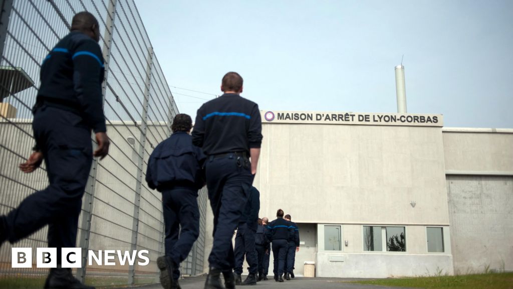 French prisoner escapes in fellow inmate's bag, officials say