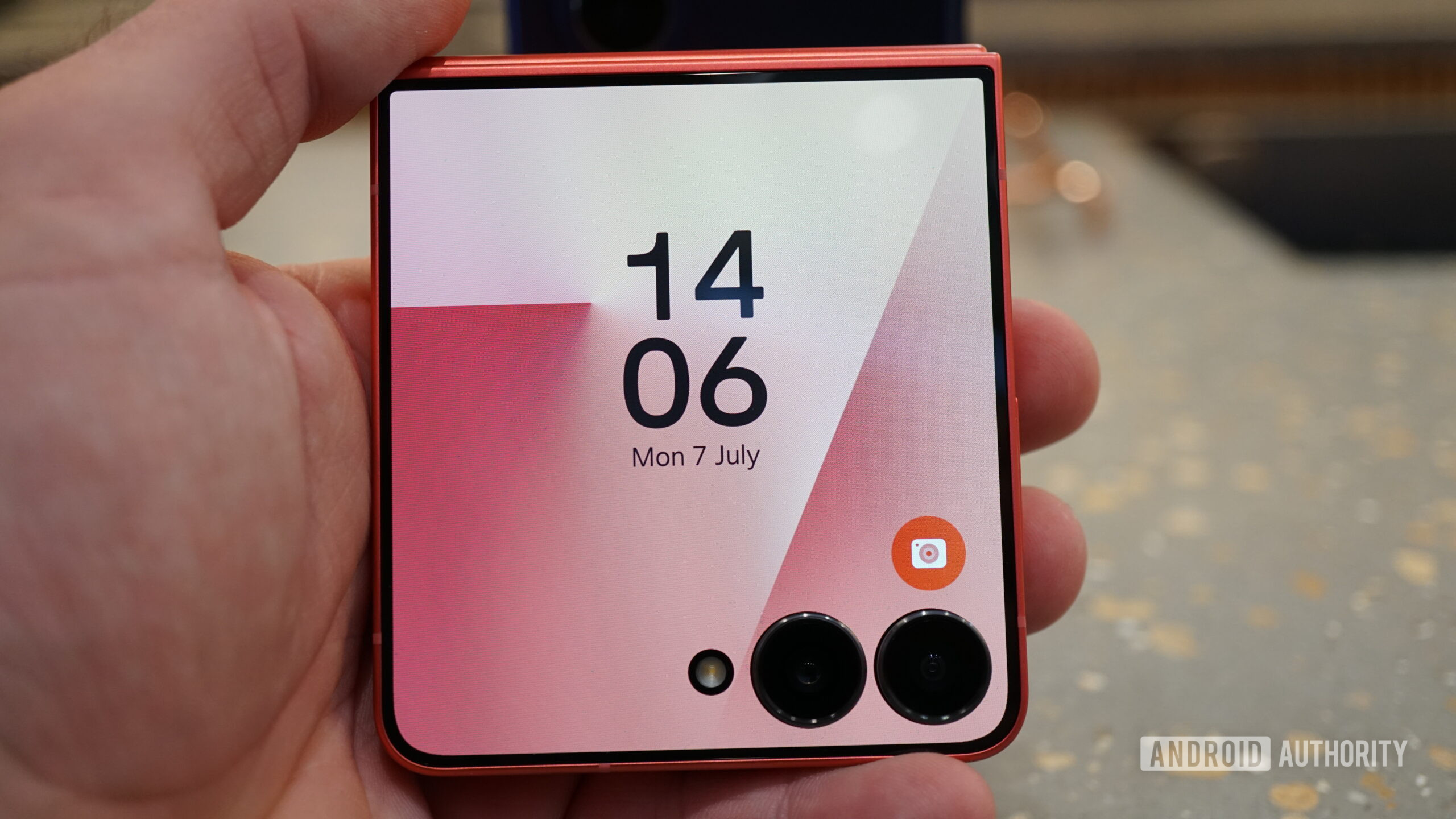 Galaxy Z Flip 7 cover clock