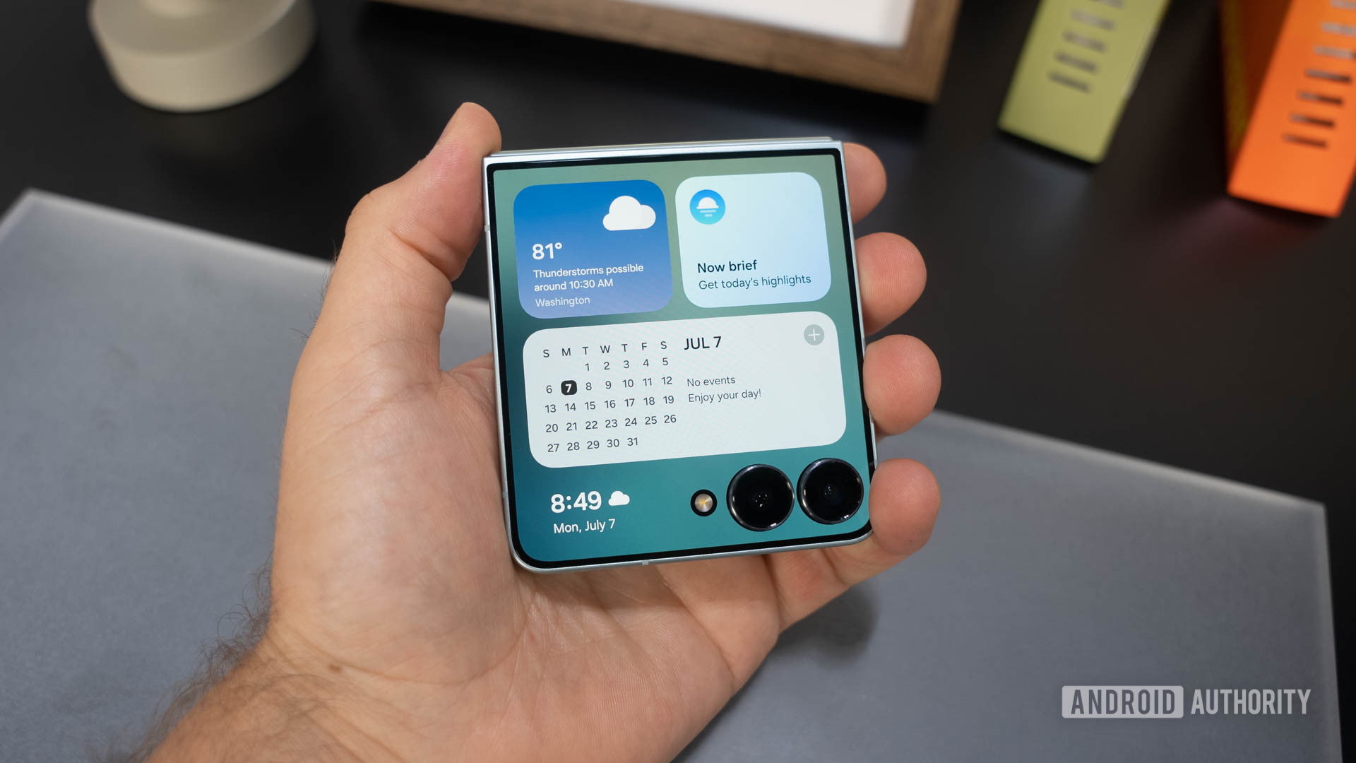 Samsung Galaxy Z Flip 7 widgets on cover display