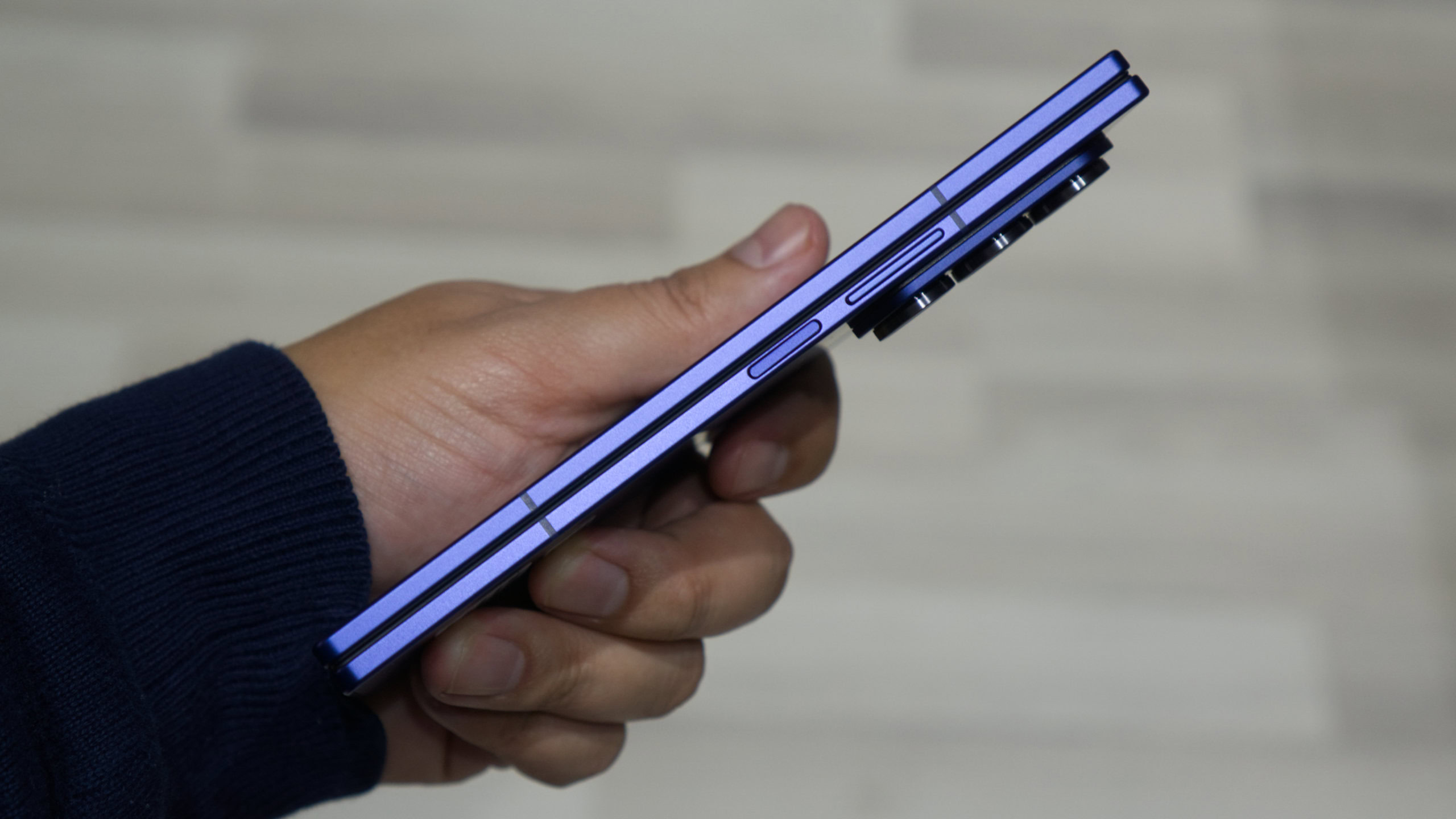 Samsung Galaxy Z Fold 7 thickness in hand
