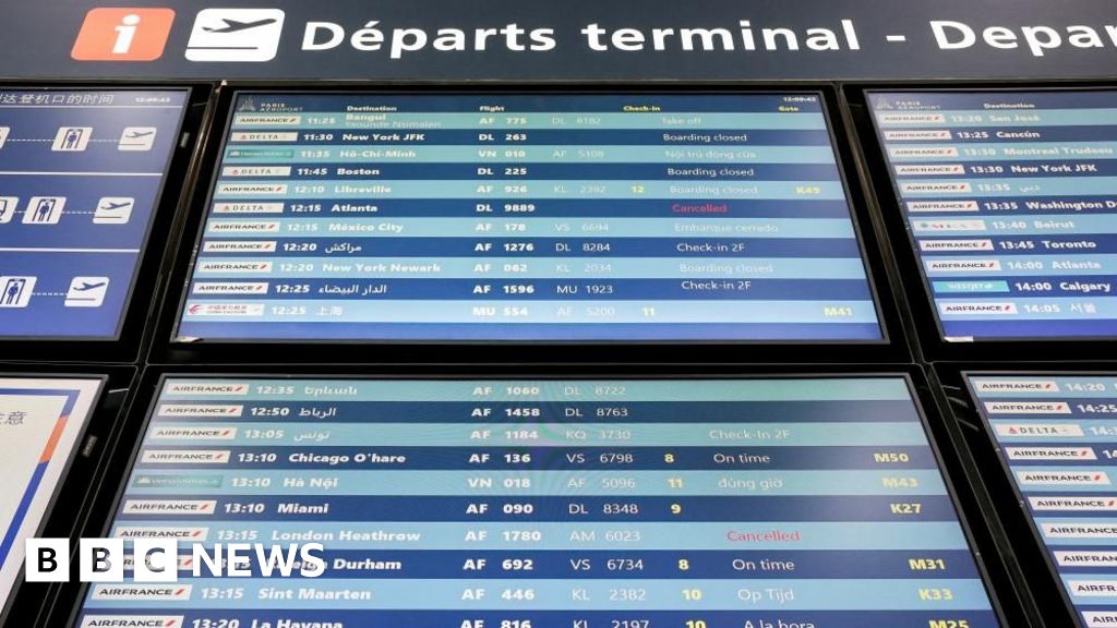 Thousands of passengers hit by French air traffic control strikes