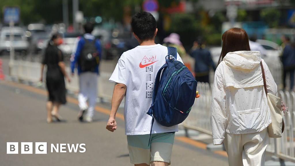 Chinese students sleep off heatwave in libraries and tents
